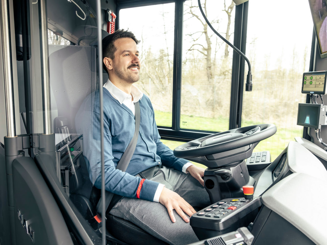 Im Pilotbetrieb immer mit dabei: Ein Sicherheitsfahrer überwacht die Systeme, während der eBus eigenständig lenkt, beschleunigt und bremst. 
